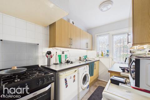 3 bed property, in Clockhouse Lane, £400,000