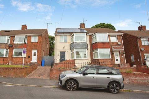 3 bed property, in Jenkin Drive, £185,000