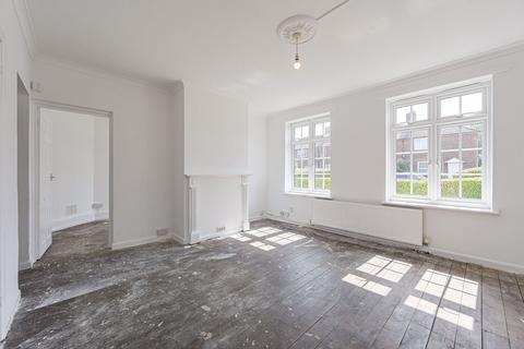 2 bed property, in Ballamore Road BR1, £225,000