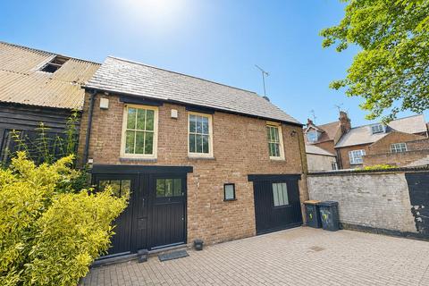 2 bed property, in Wood Street, £180,000