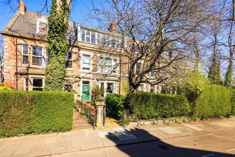 2 bed property, in Haldane Terrace, £285,000