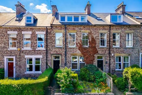 2 bed property, in Hawthorn Road, £185,000