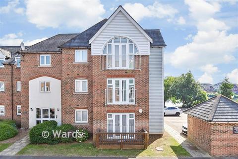 2 bed property, in The Lakes, £230,000