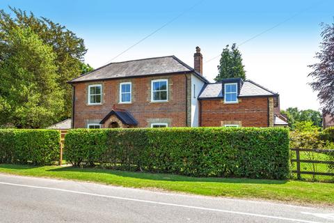 5 bed property, in Stoke Row Front Street, £1,595,000