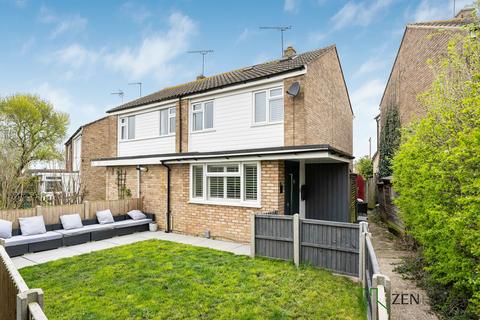 3 bed property, in Downlands, £425,000