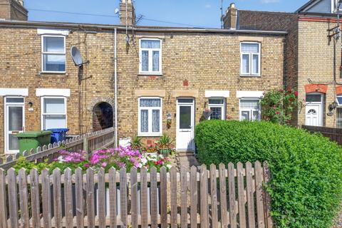2 bed property, in Wigstones Road, £145,000