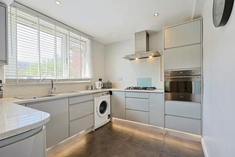3 bed property, in Searles Close, £575,000