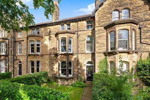 6 bed property, in Victoria Avenue, £1,200,000