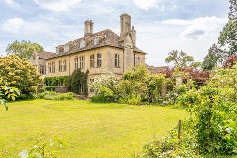 5 bed property, in Sopworth, £895,000