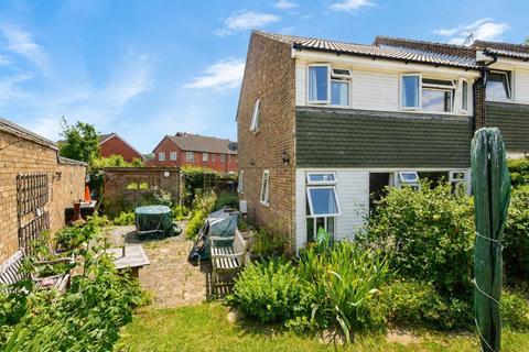 3 bed property, in The Close, £425,000