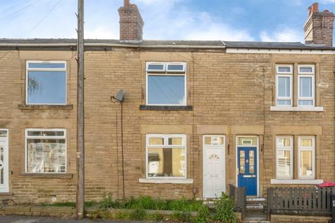 2 bed property, in Avenue Road, £70,000