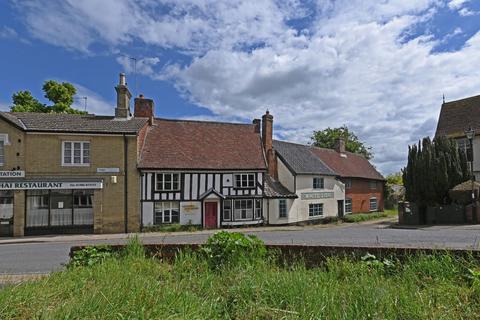 2 bed property, in Halesworth, £225,000
