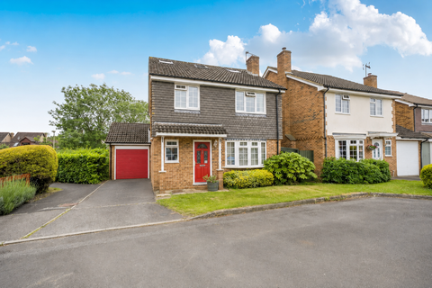 5 bed property, in Saffron Close, £550,000