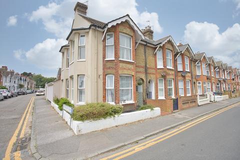 3 bed property, in Blenheim Road, £350,000