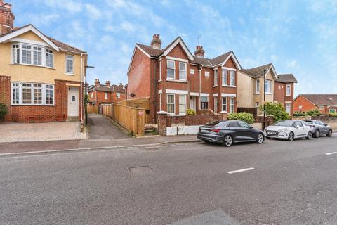 2 bed property, in Sholing Road, £155,000