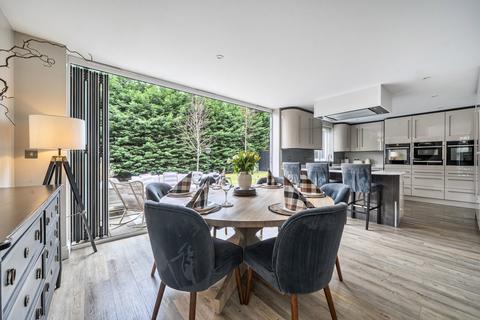 5 bed property, in Crawley Down Road, £850,000