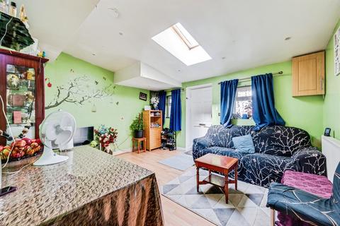 2 bed property, in Salisbury Street, £130,000