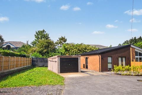 1 bed property, in Potovens Lane, £250,000