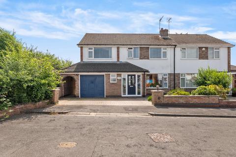 5 bed property, in Oakridge Road, £475,000