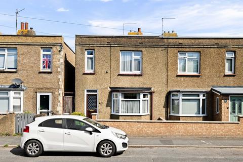 3 bed property, in Dymchurch Road, £260,000