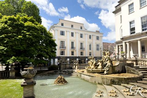1 bed property, in Promenade, £325,000