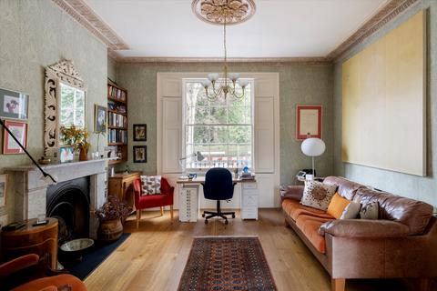 3 bed property, in Lloyd Square, £2,850,000
