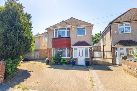 5 bed property, in Blossom Way, £750,000