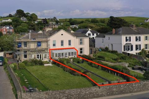2 bed property, in Marine Parade, £360,000