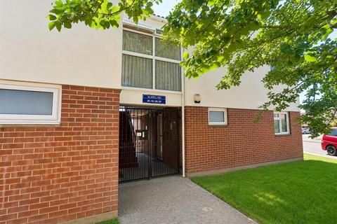 1 bed property, in Scafell Road, £175,000