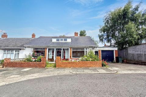 2 bed property, in Bruce Gardens, £130,000