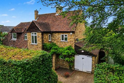 4 bed property, in Walton Park, £900,000