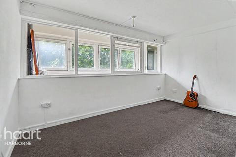 3 bed property, in Vincent Drive, £110,000