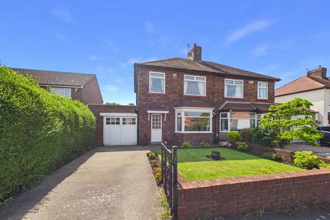 3 bed property, in Benton Road, £240,000