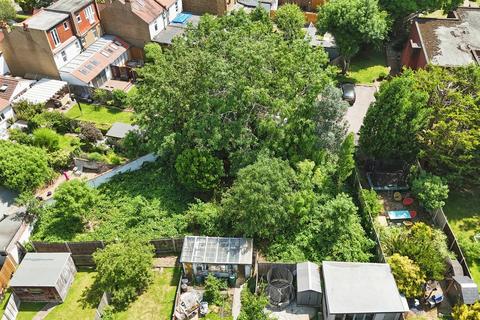 1 bed property, in Seaforth Avenue, £85,000