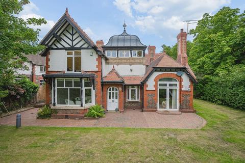 5 bed property, in Chestnut Avenue, £750,000