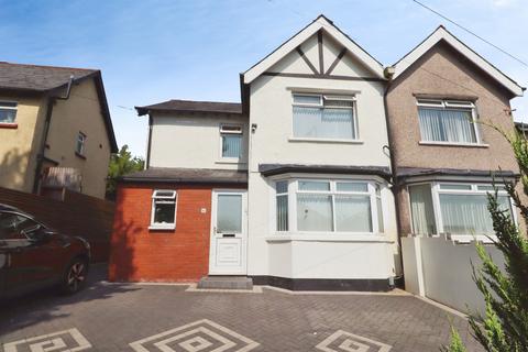3 bed property, in Grand Avenue, £295,000