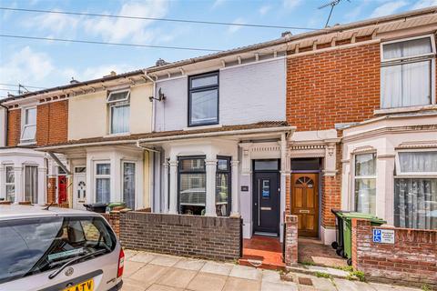 2 bed property, in Paulsgrove Road, £230,000
