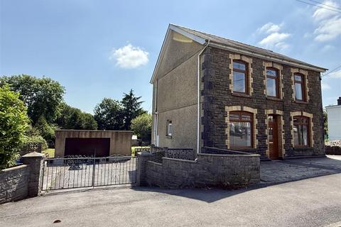 4 bed property, in Heol Y Parc, £259,950