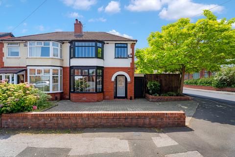 3 bed property, in Hill Cot Road, £285,000