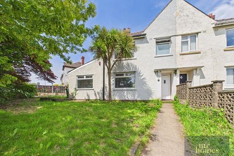 2 bed property, in Greenfarm Road, £180,000