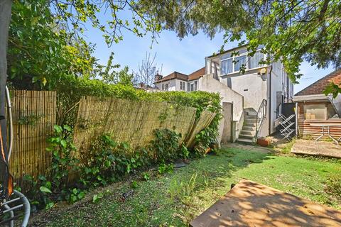 2 bed property, in Vincent Gardens, £375,000
