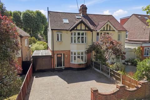 4 bed property, in Main Road, £680,000