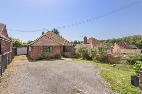 4 bed property, in Chestnut Lane, £650,000