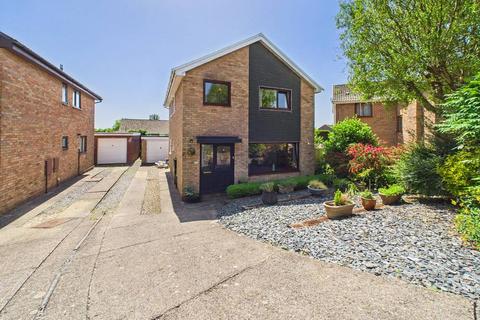 4 bed property, in Llwyn-Y-Golomen, £320,000