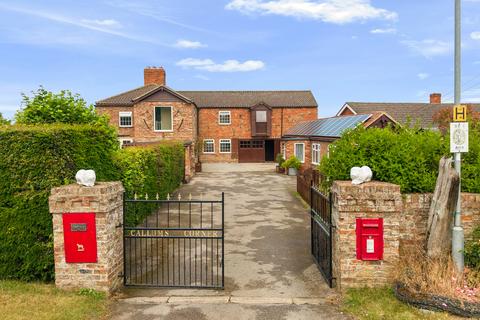 5 bed property, in Callums Corner Station Road Theddlethorpe Mablethorpe LN12 1PF, £495,000