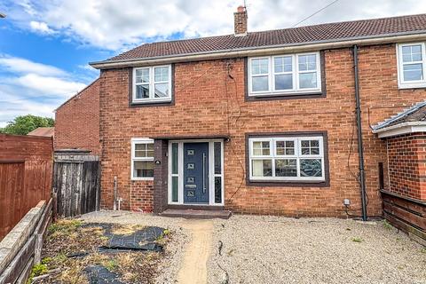 2 bed property, in Lawrence Avenue, £100,000