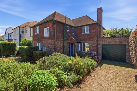 3 bed property, in Cornfield Road, £550,000