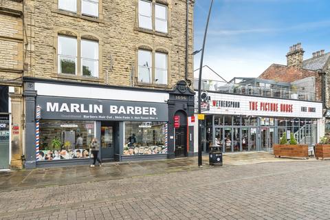 1 bed property, in Queen Street, £80,000