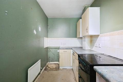 2 bed property, in Wetherby Way, £220,000