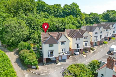 4 bed property, in Woodlands, £425,000